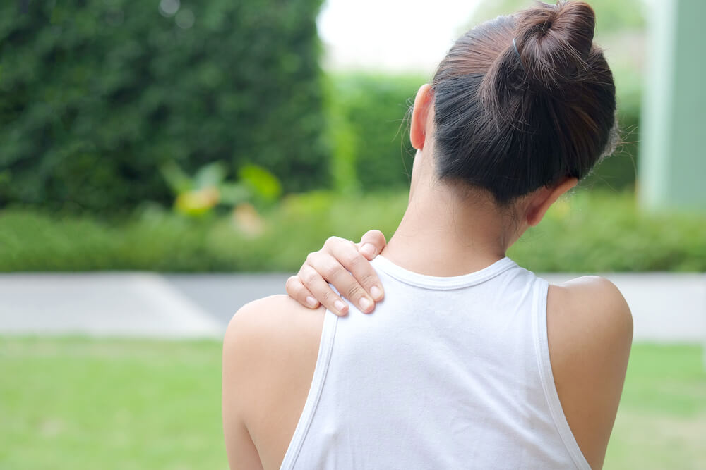 What are the symptoms of a pinched nerve in the shoulder?