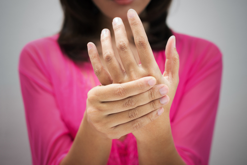 What's causing pain in my hands and fingers if it's not arthritis? shutterstock 249142294 What’s causing pain in my hands and fingers if it’s not arthritis?