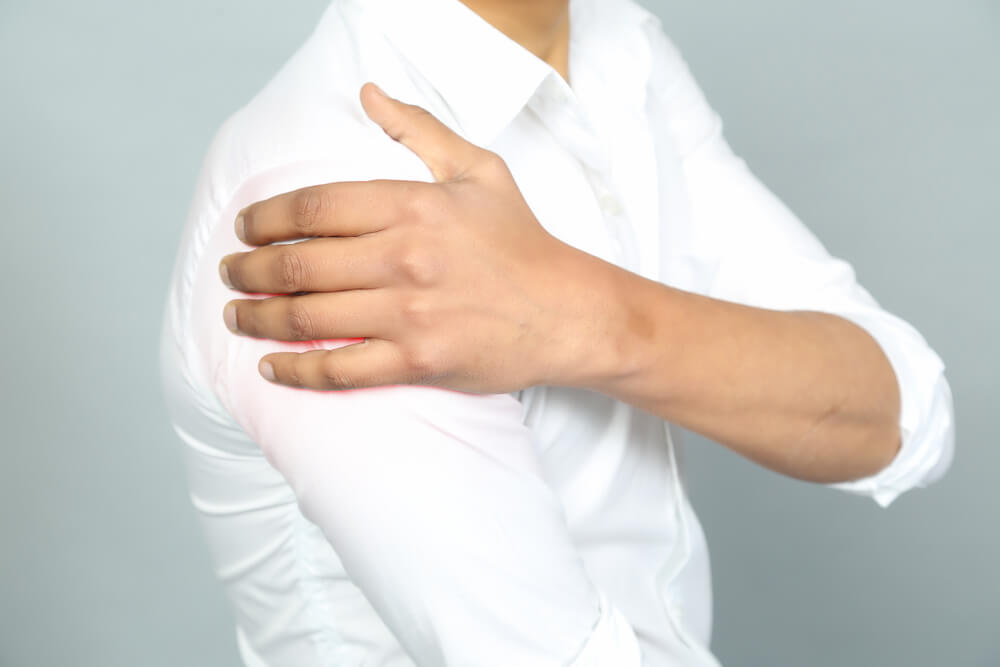 What are common symptoms of shoulder tendinitis?