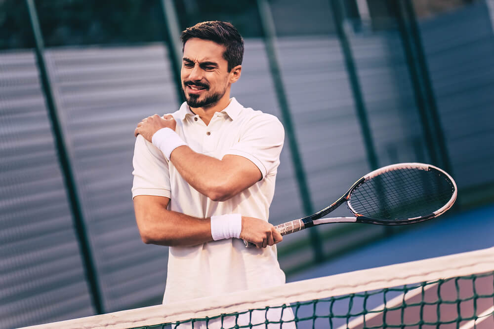 Three causes of pain in the upper right part of your shoulder blade