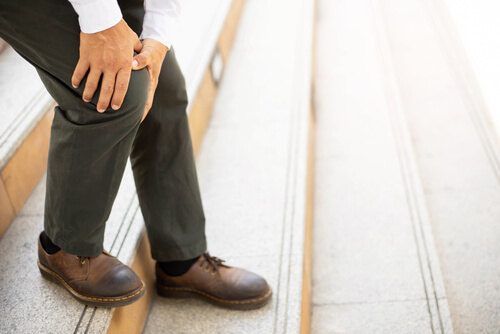 Knee hurting when you’re going down stairs? One of these issues could be the reason why