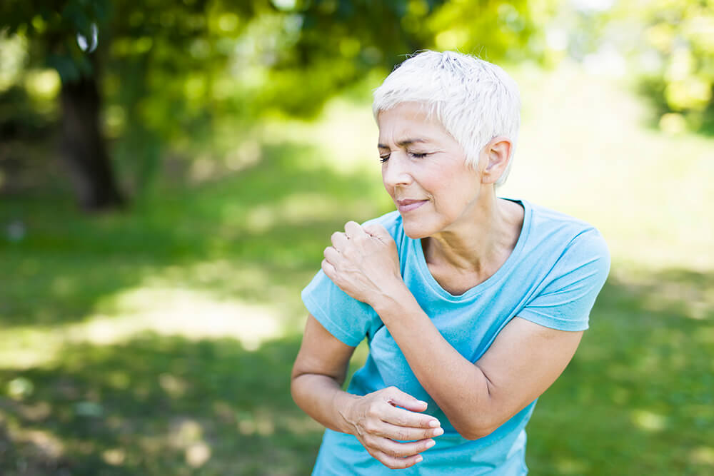 Labrum tear vs. rotator cuff tear: How do the symptoms differ?