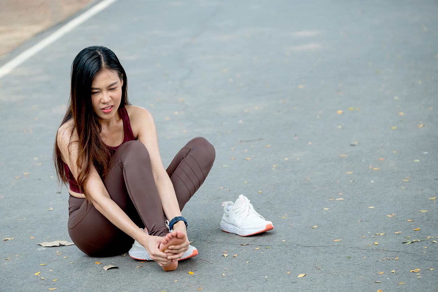 Physical therapy for flat feet: What your sessions can include and what you can do at home asian woman with sportswear action of foot pain an 2021 10 21 03 43 18 utc 1 Physical therapy for flat feet: What your sessions can include and what you can do at home
