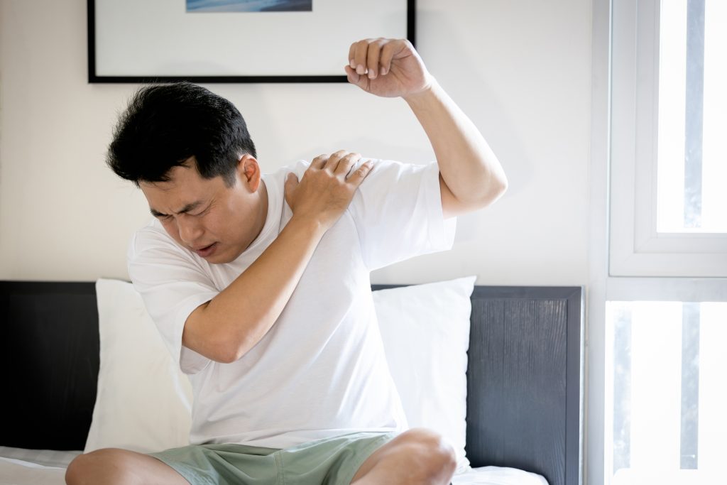 how to treat shoulder pain when lifting your arm carolina strong